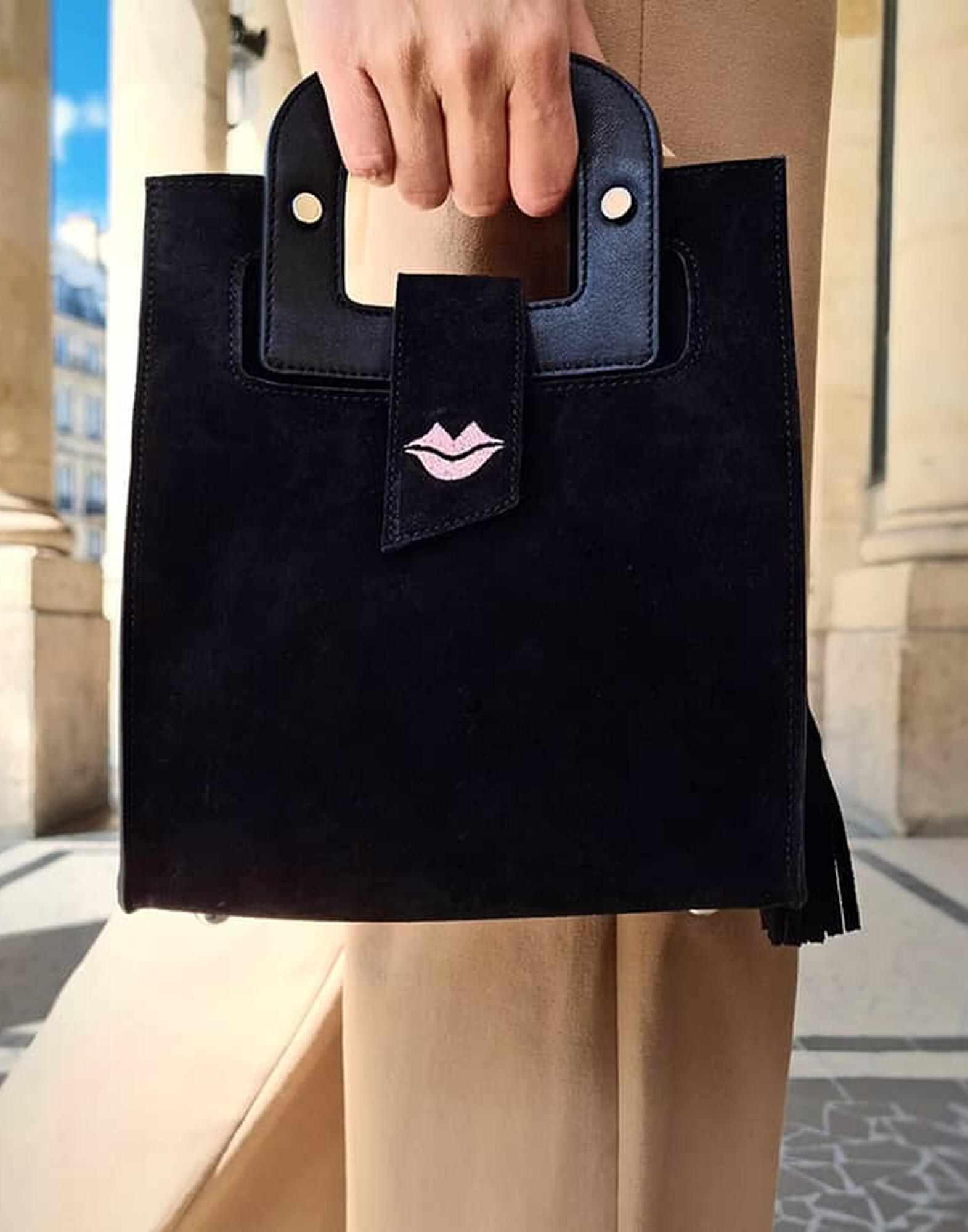 Black suede leather bag ARTISTE, pink mouth embroidery |Gloria Balensi