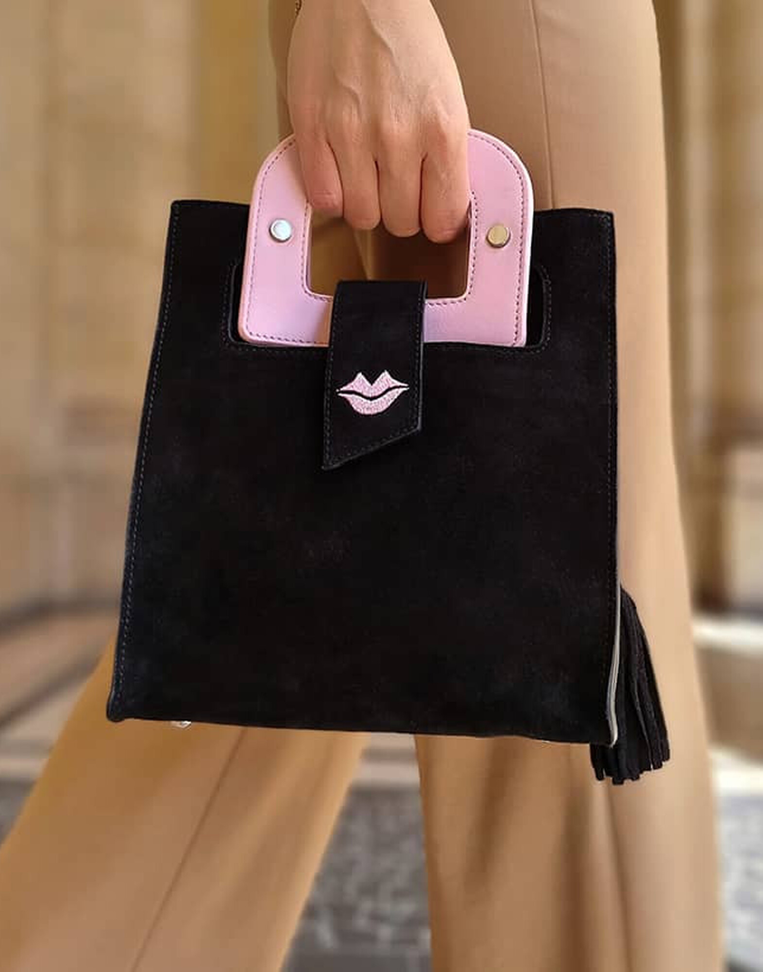 Black suede leather bag ARTISTE, pink handle and mouth embroidery |Gloria Balensi