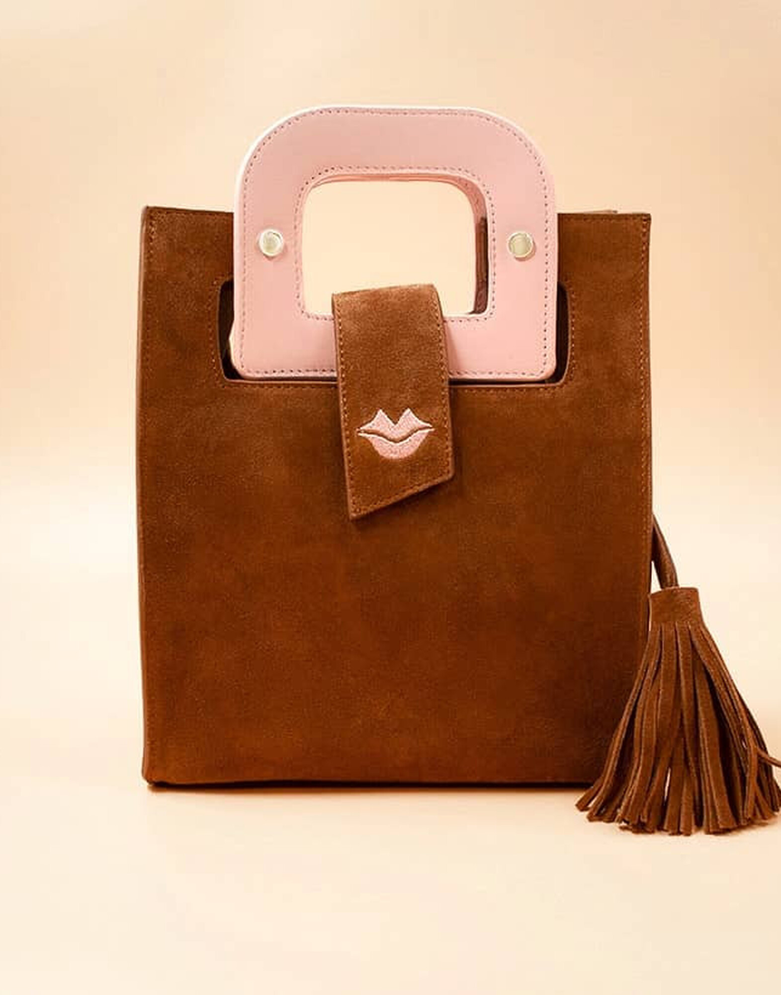 Camel beige suede leather bag ARTISTE, pink handle and mouth embroidery |Gloria Balensi