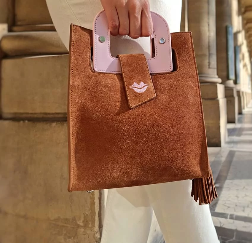 Camel beige suede leather bag ARTISTE, pink handle and mouth embroidery |Gloria Balensi
