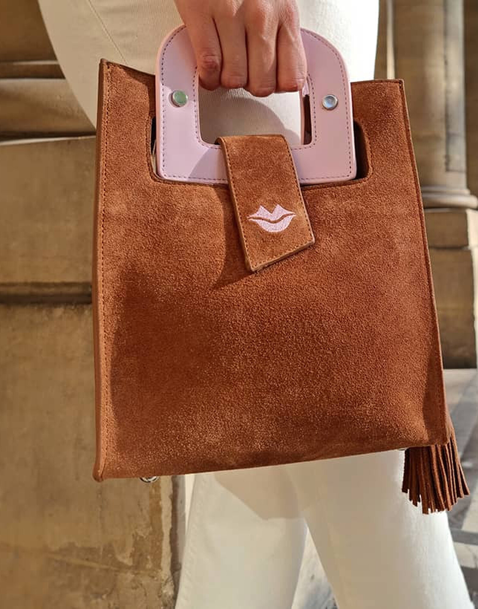 Camel beige suede leather bag ARTISTE, pink handle and mouth embroidery |Gloria Balensi