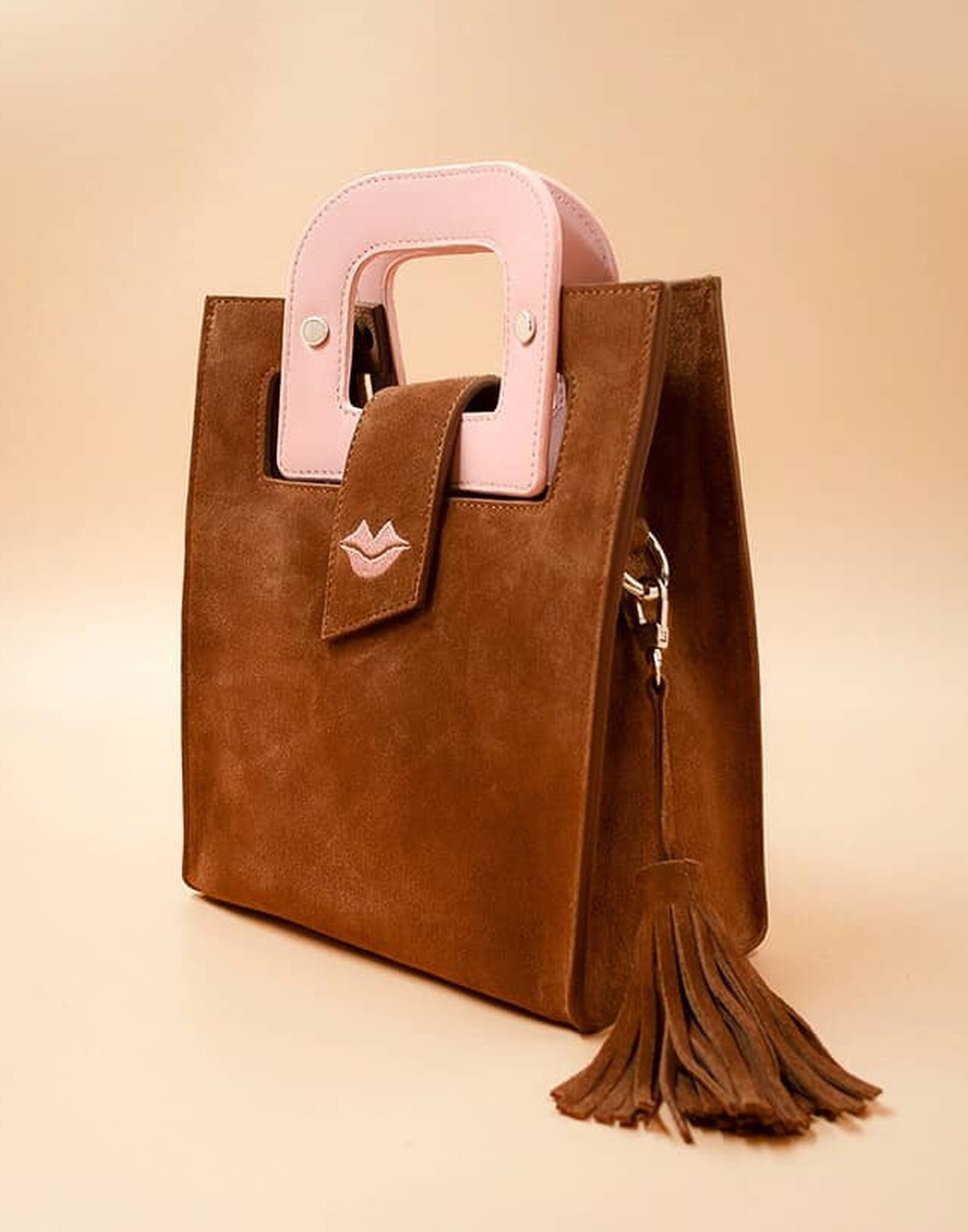 Camel beige suede leather bag ARTISTE, pink handle and mouth embroidery |Gloria Balensi