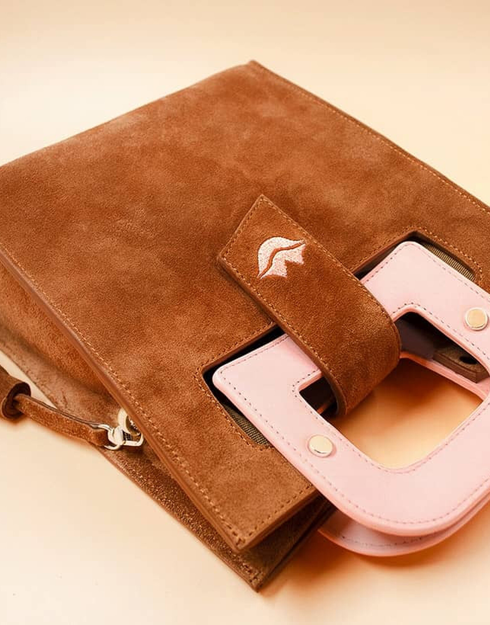 Camel beige suede leather bag ARTISTE, pink handle and mouth embroidery |Gloria Balensi