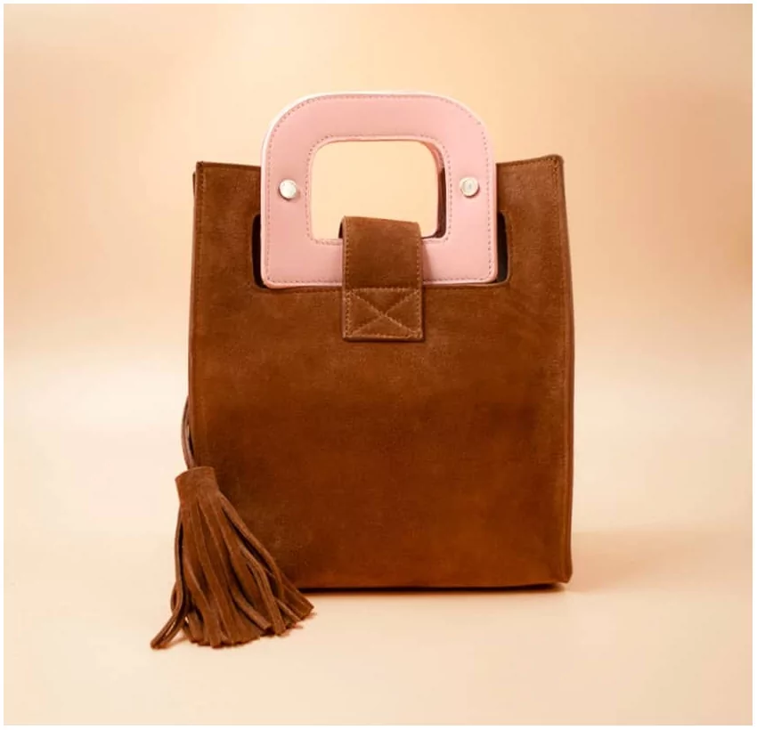 Camel beige suede leather bag ARTISTE, pink handle and mouth embroidery |Gloria Balensi