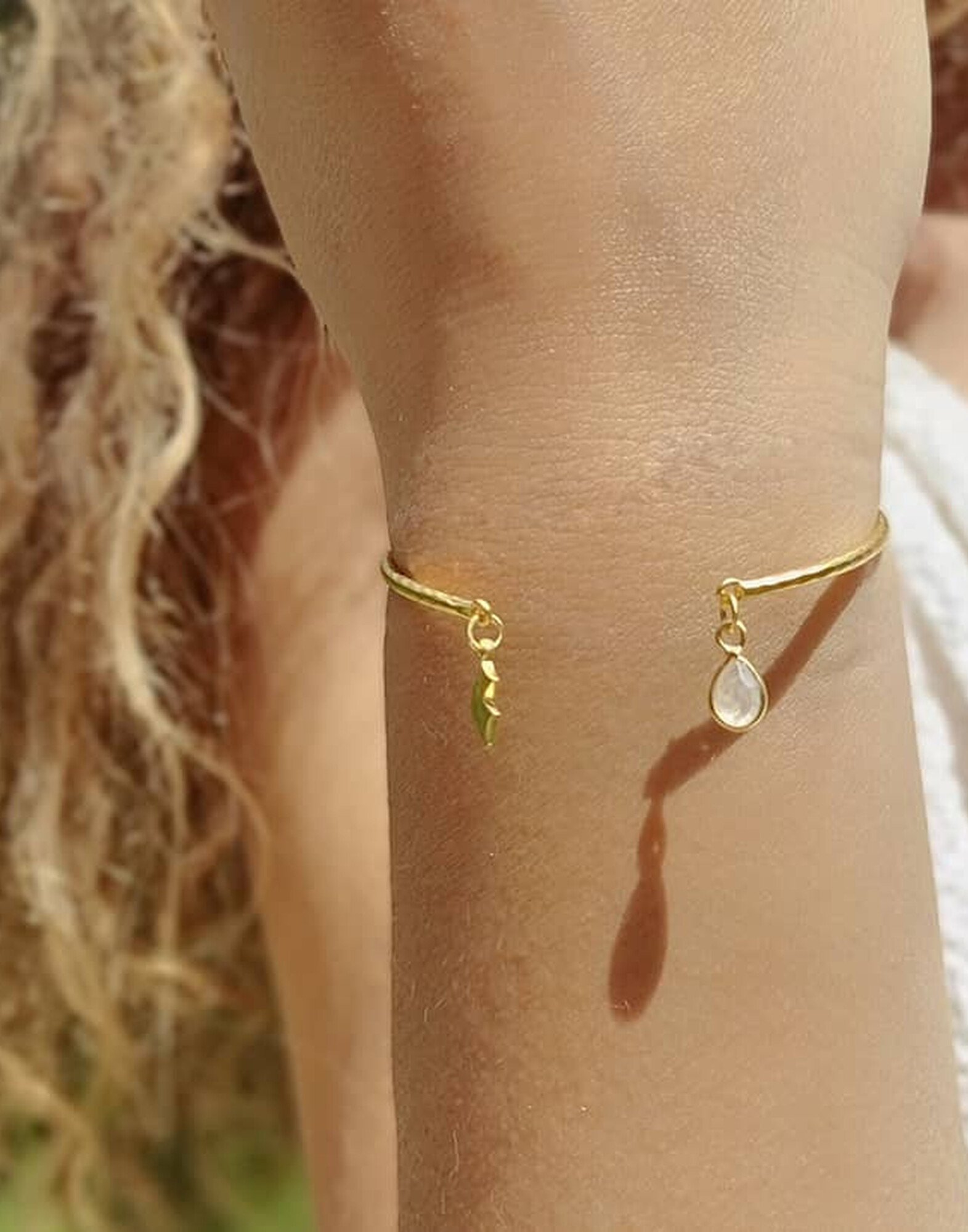 Bracelet Jonc plaqué or AVA avec pierre de lune |Gloria Balensi