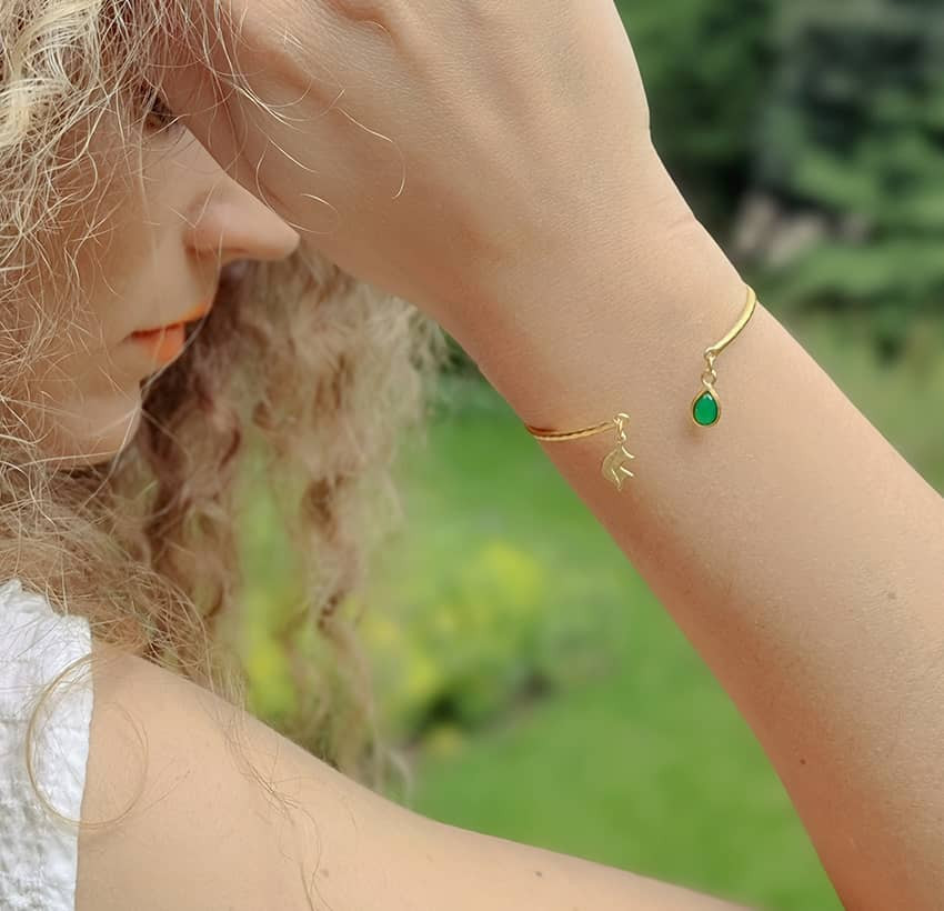 Bracelet Jonc plaqué or AVA avec pierre naturelle en Onyx vert, vue portée | Gloria Balensi