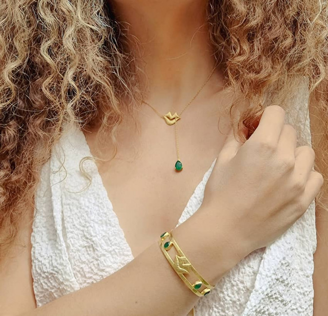 Bracelet jonc plaqué or OLYMPE avec Onyx vert, vue portée | Gloria Balensi