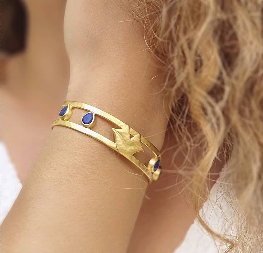 Bracelet jonc plaqué or OLYMPE avec Lapis lazuli, vue portée | Gloria Balensi