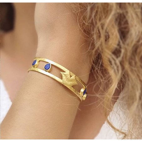 Bracelet jonc plaqué or OLYMPE avec Lapis lazuli, vue portée | Gloria Balensi
