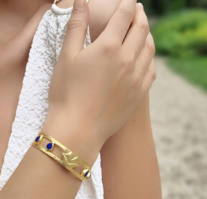 Bracelet jonc plaqué or OLYMPE avec Lapis lazuli, vue portée 2 | Gloria Balensi