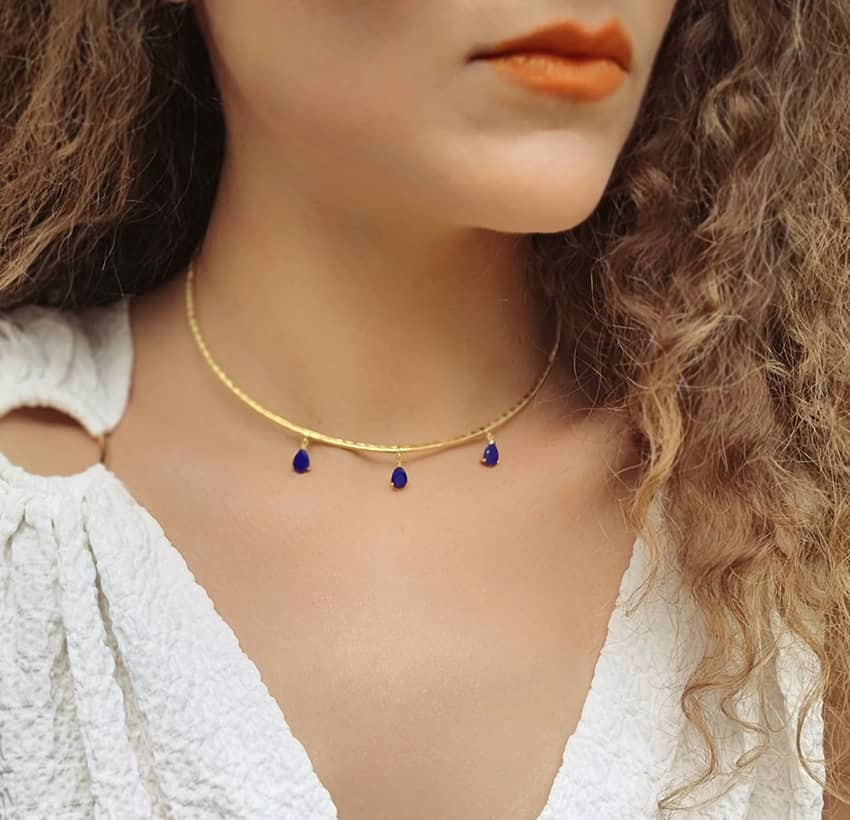 NAYA torque necklace with Lapis Lazuli, front view 5 | Gloria Balensi