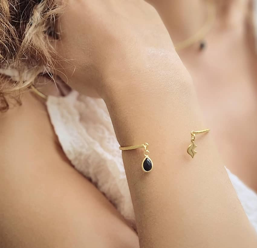 Gold-plated bracelet AVA with black Onyx, front view 2| Gloria Balensi