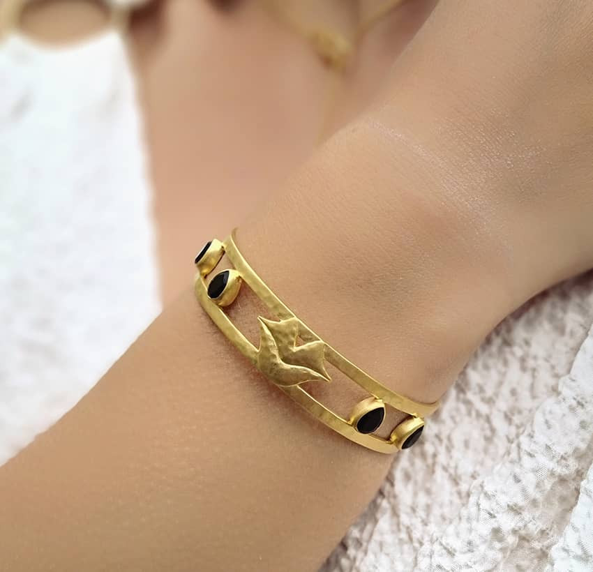 Gold-plated bracelet OLYMPE with black Onyx, front view 3 | Gloria Balensi