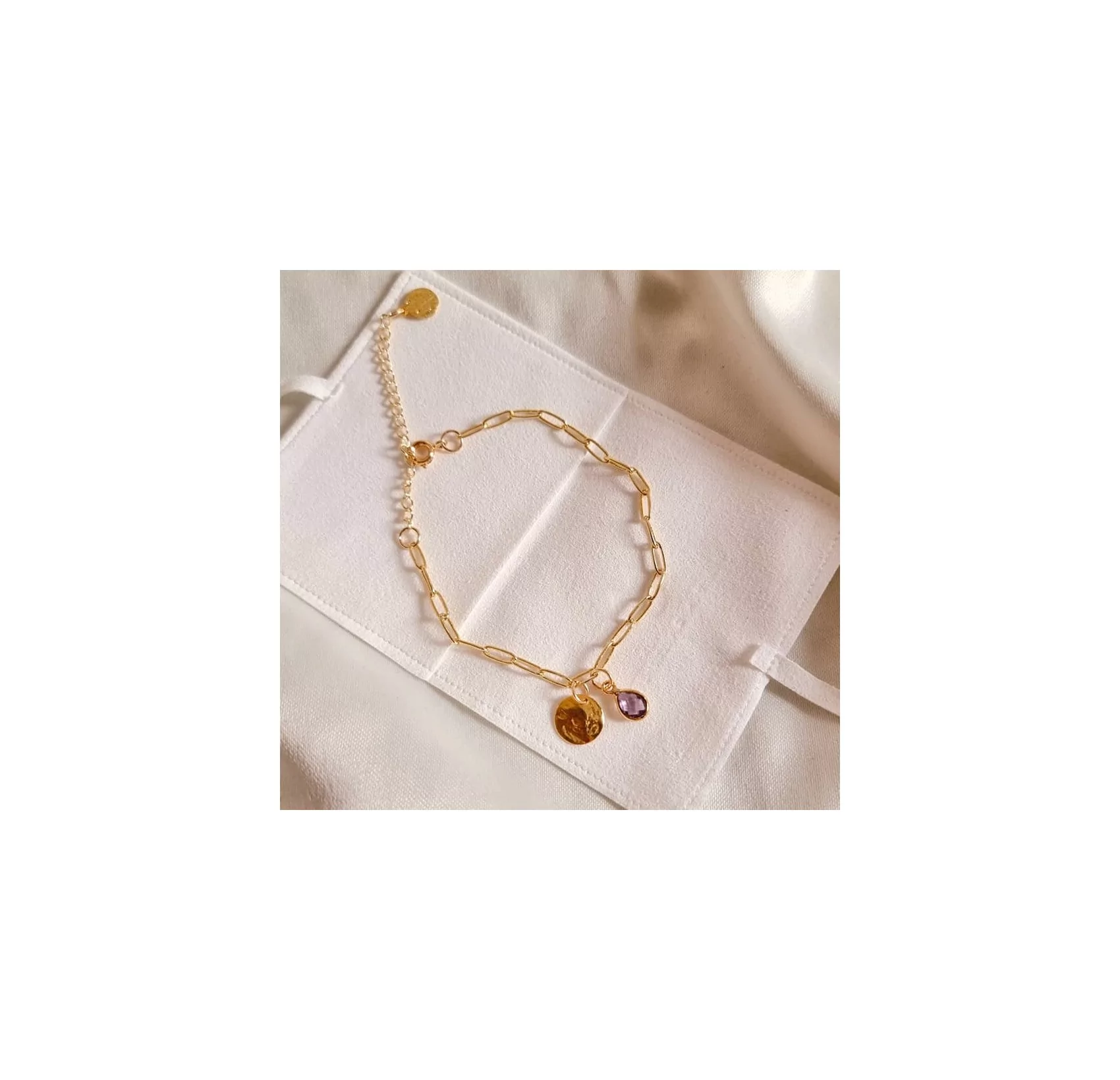 Bracelet chaîne plaqué or MAYA avec charms, Améthyste et pampille dorée |Gloria Balensi