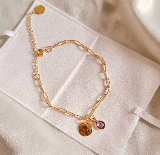 Bracelet chaîne plaqué or MAYA avec charms, Améthyste et pampille dorée |Gloria Balensi