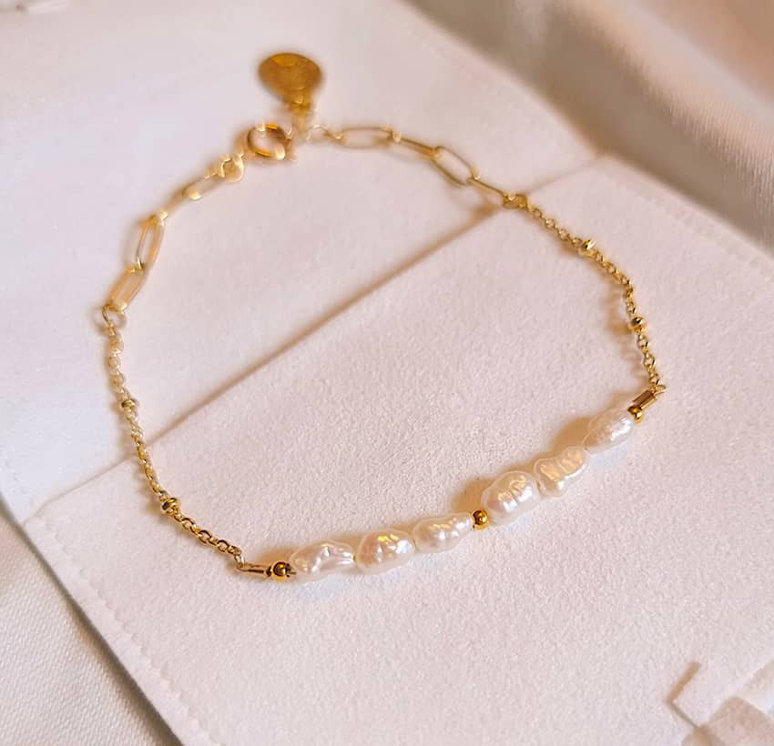 Gold-plated chain bracelet with irregular pearls  | Gloria Balensi jewellery