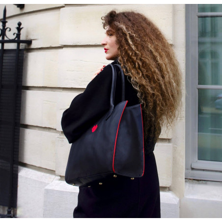 Sac cabas cuir souple noir PARIS, bouche brodée et bordures rouges, vue lifestyle 1 |Gloria Balensi