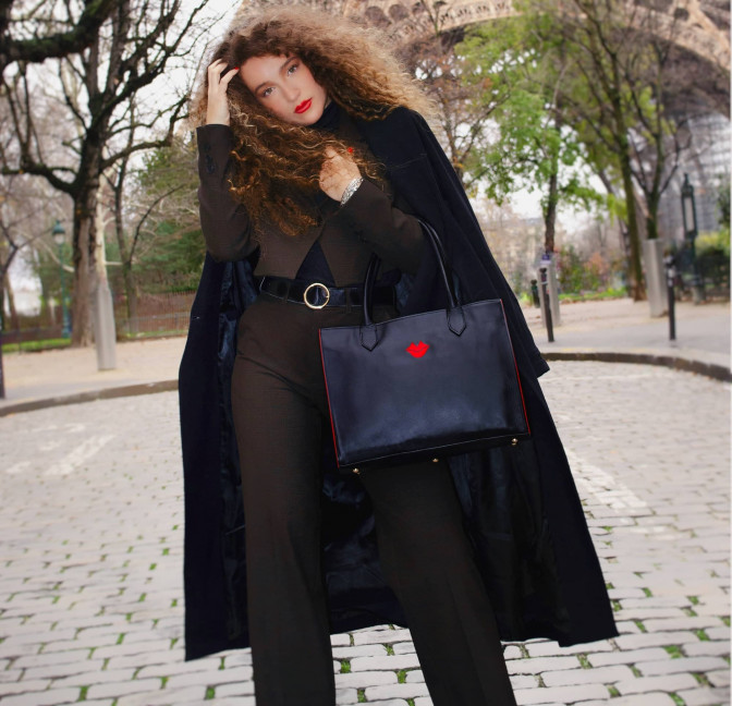 Sac cabas cuir souple noir PARIS, bouche brodée et bordures rouges, vue lifestyle 3 |Gloria Balensi