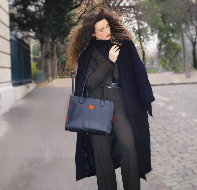 Sac cabas cuir souple noir PARIS, bouche brodée et bordures oranges, vue lifestyle 1|Gloria Balensi