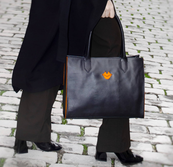 Sac cabas cuir souple noir PARIS, bouche brodée et bordures oranges, vue lifestyle 2|Gloria Balensi