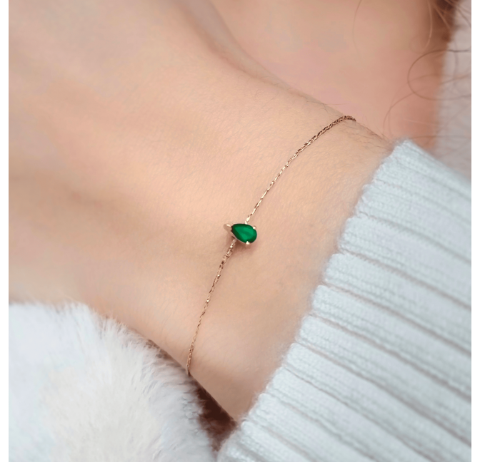 Bracelet cordon laiton, pierre poire onyx vert, vue 2 | Gloria Balensi