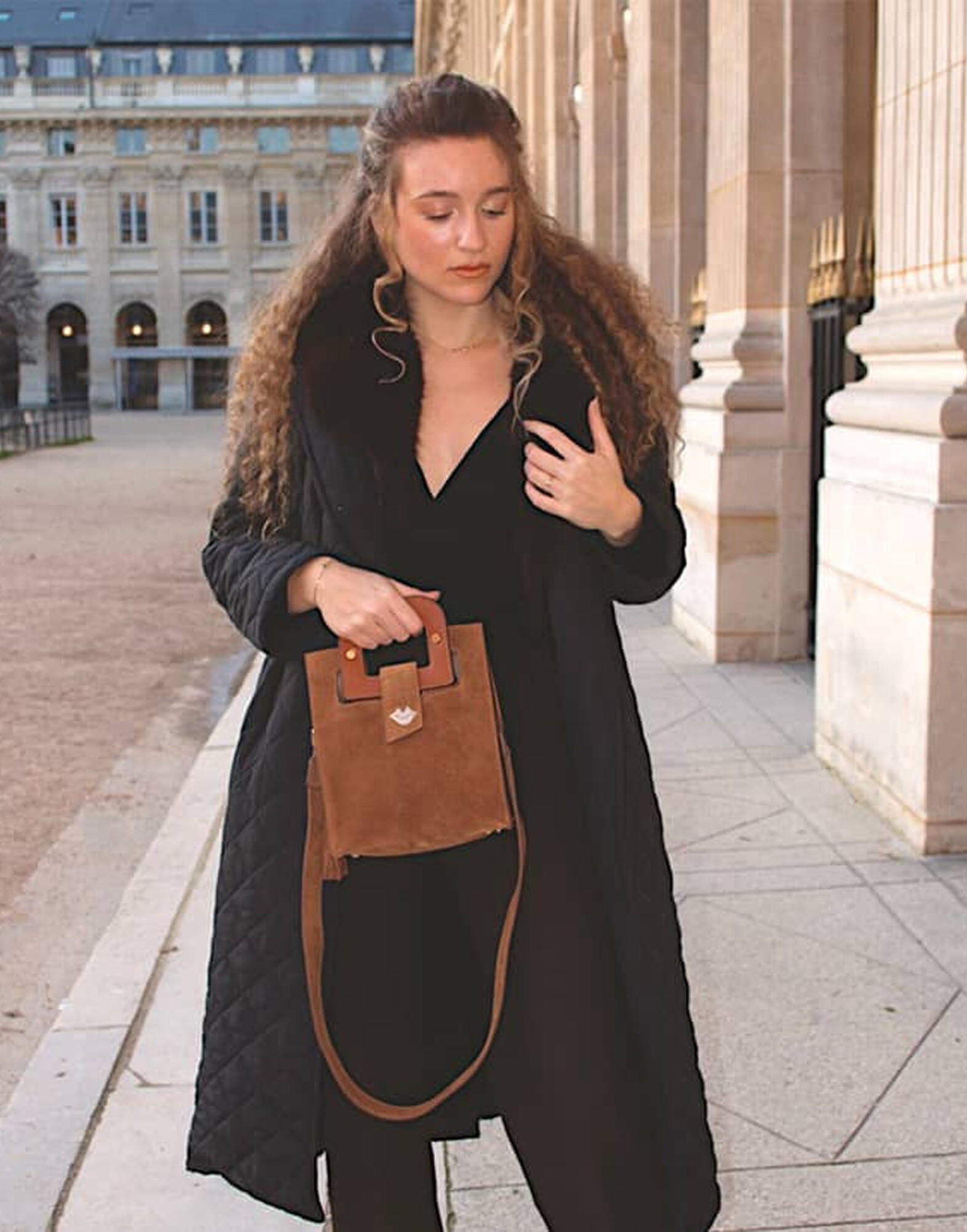 Camel beige suede leather bag ARTISTE, beige mouth embroidery |Gloria Balensi