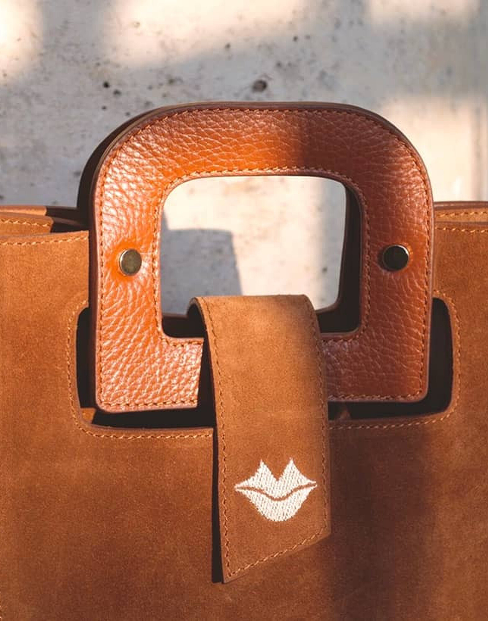 Camel beige suede leather bag ARTISTE, beige mouth embroidery |Gloria Balensi