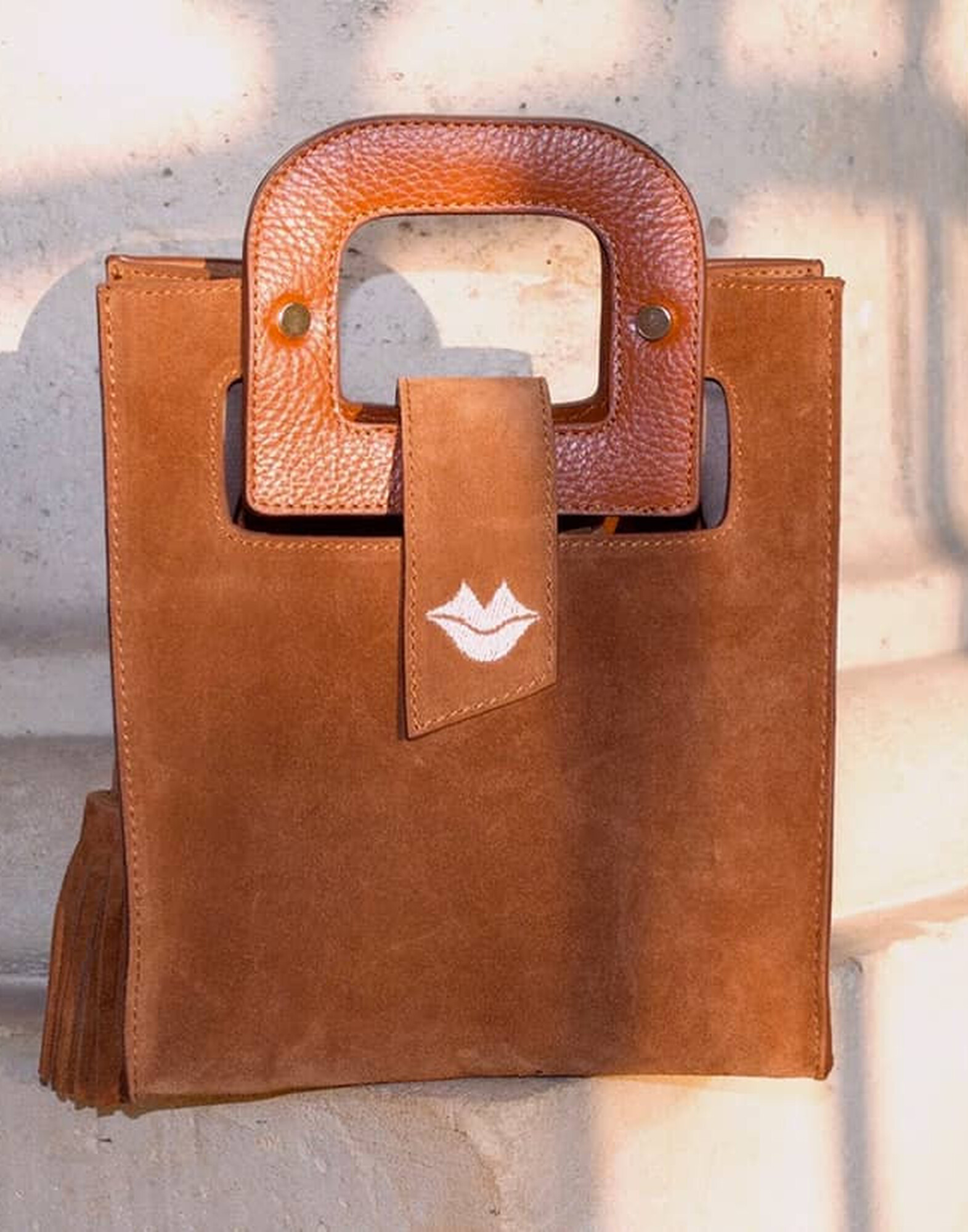 Camel beige suede leather bag ARTISTE, beige mouth embroidery |Gloria Balensi