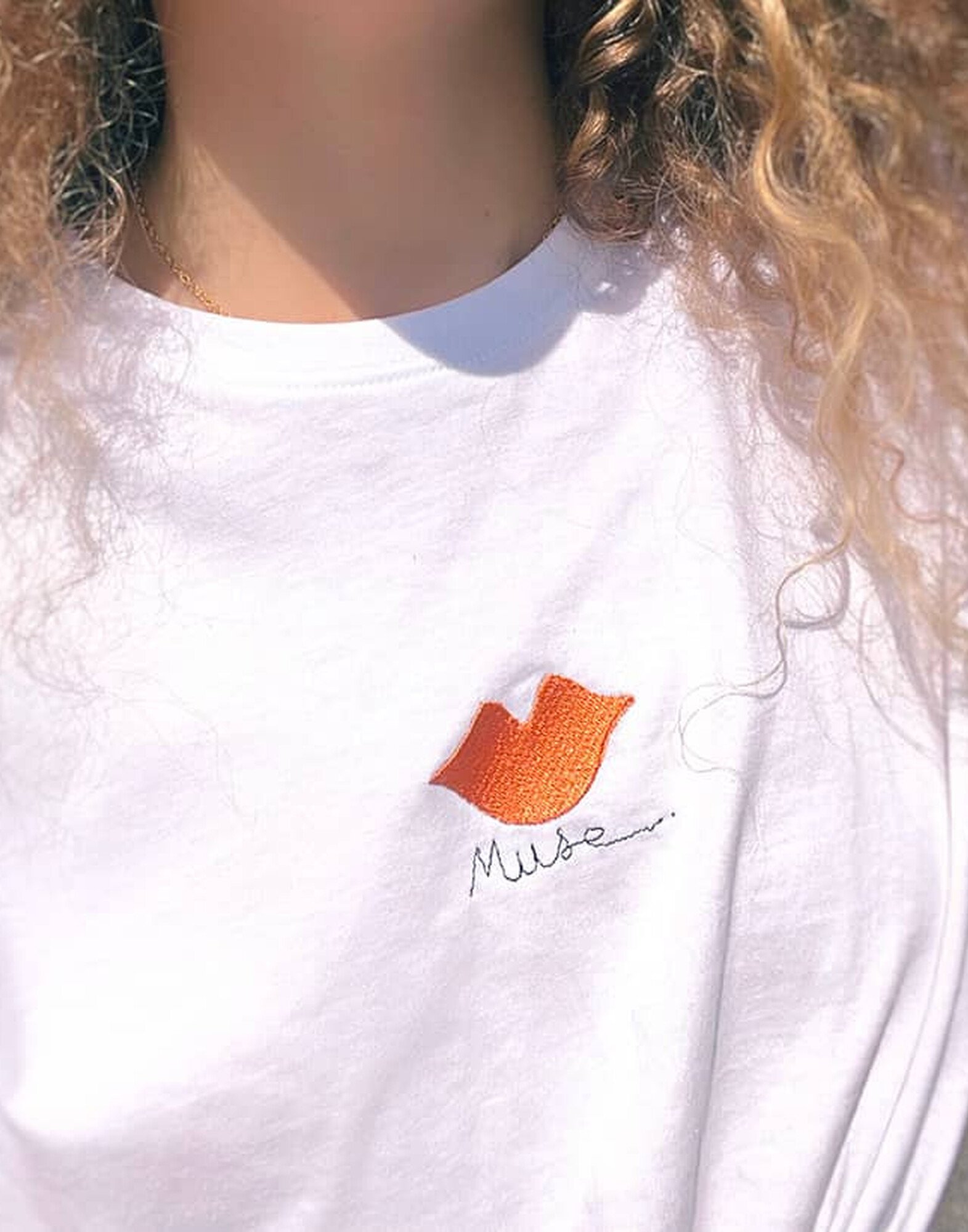 White tee-shirt in organic cotton with Muse copper embroidery |Gloria Balensi