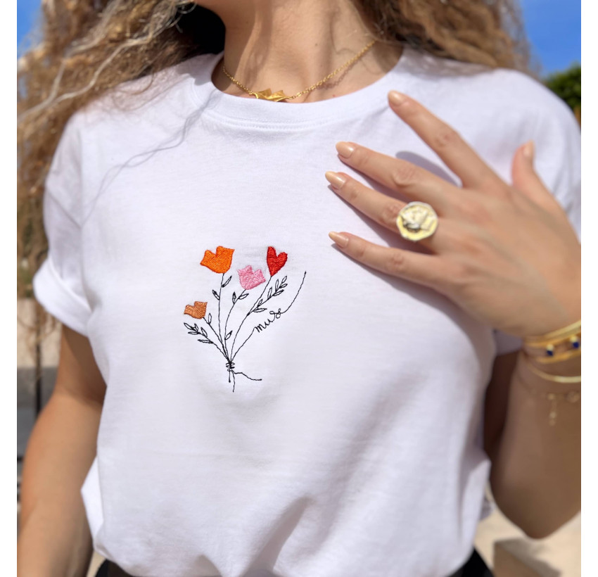 Tee-shirt blanc en coton biologique avec broderie bouquet de bouches Muses,  vue 1 | Gloria Balensi