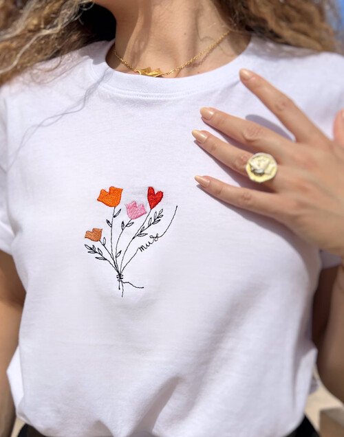 White tee-shirt in organic cotton with bunch of mouths embroidery |Gloria Balensi