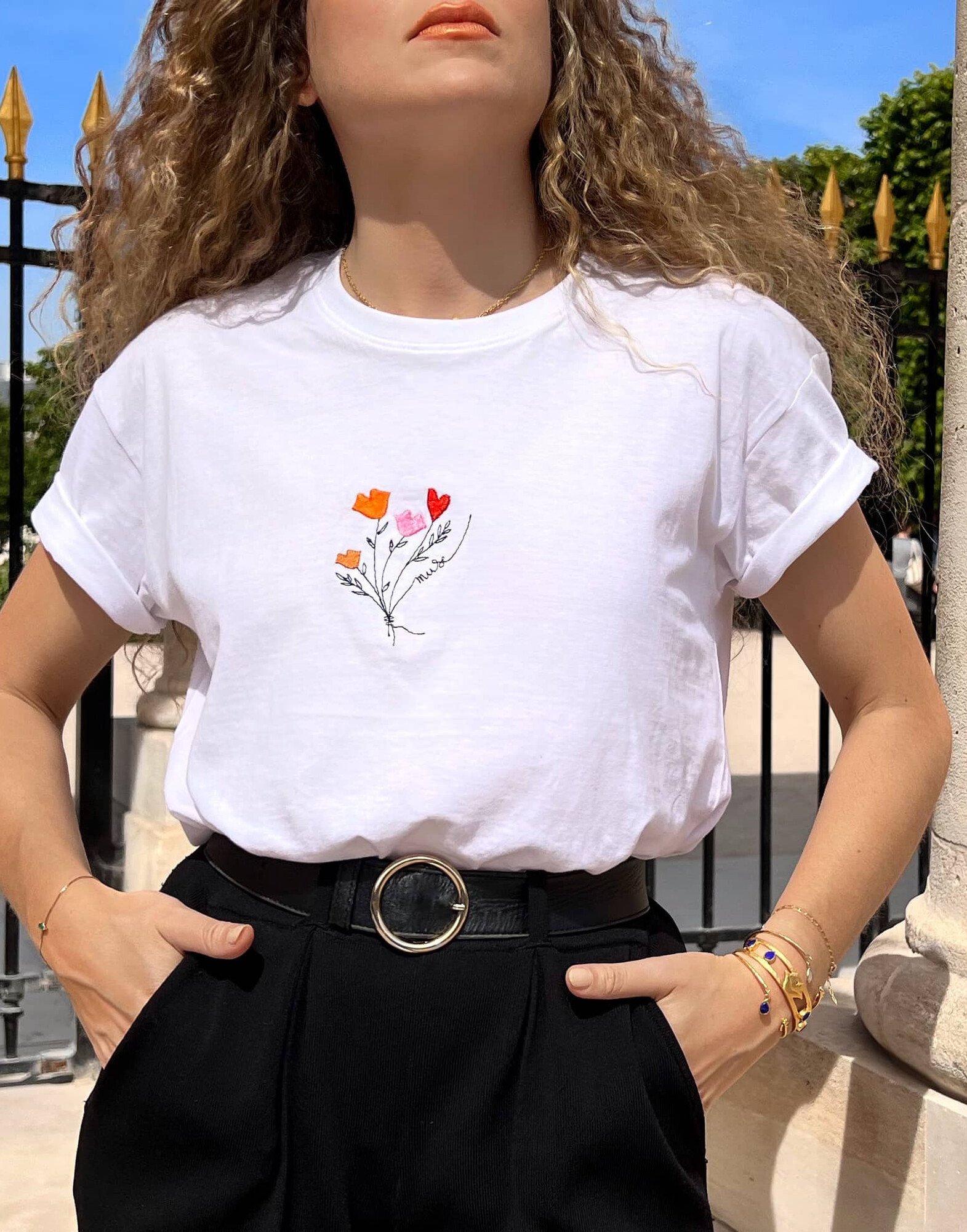 Tee-shirt blanc en coton biologique broderie bouquet de bouches Muses |Gloria Balensi