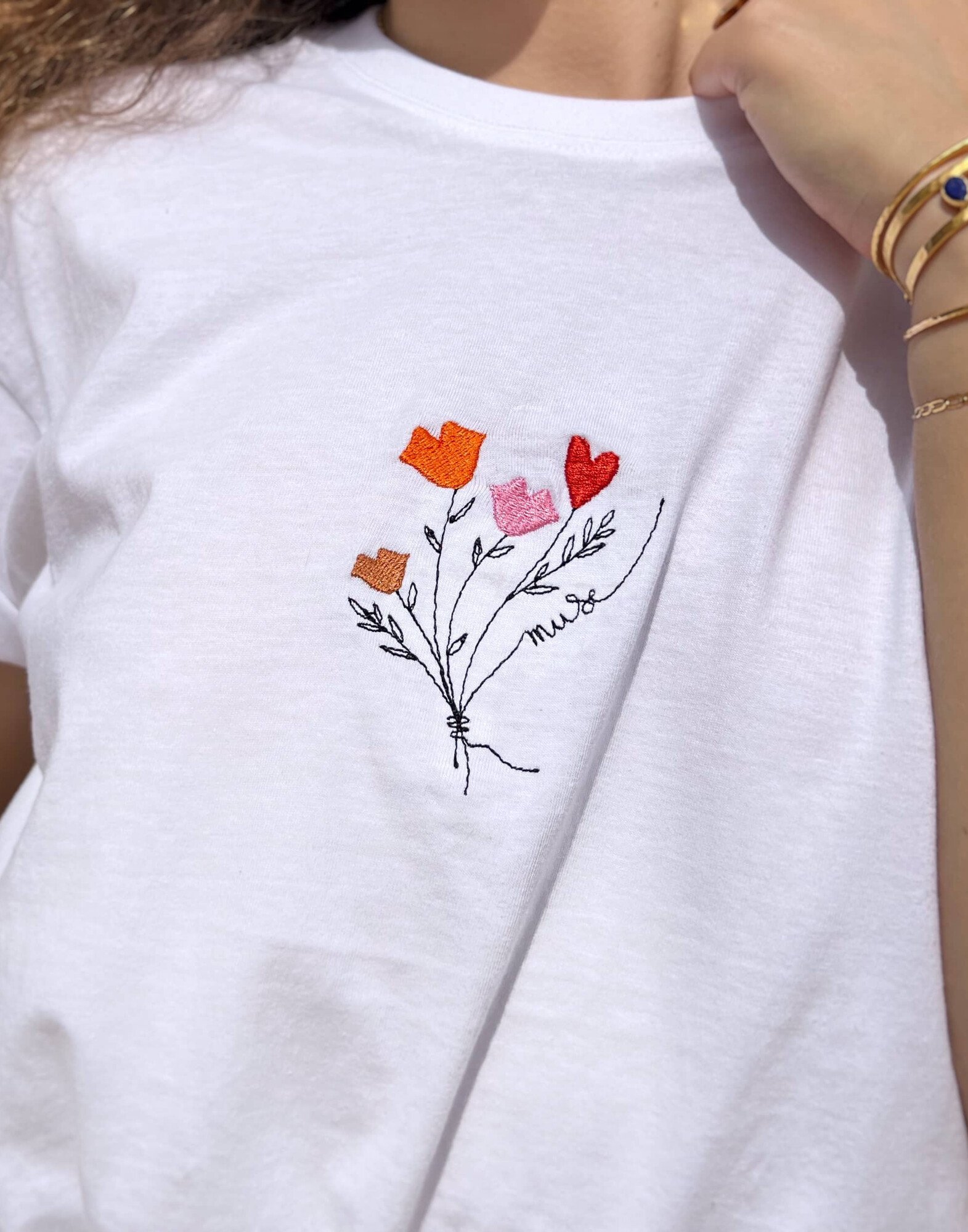 Tee-shirt blanc en coton biologique broderie bouquet de bouches Muses |Gloria Balensi
