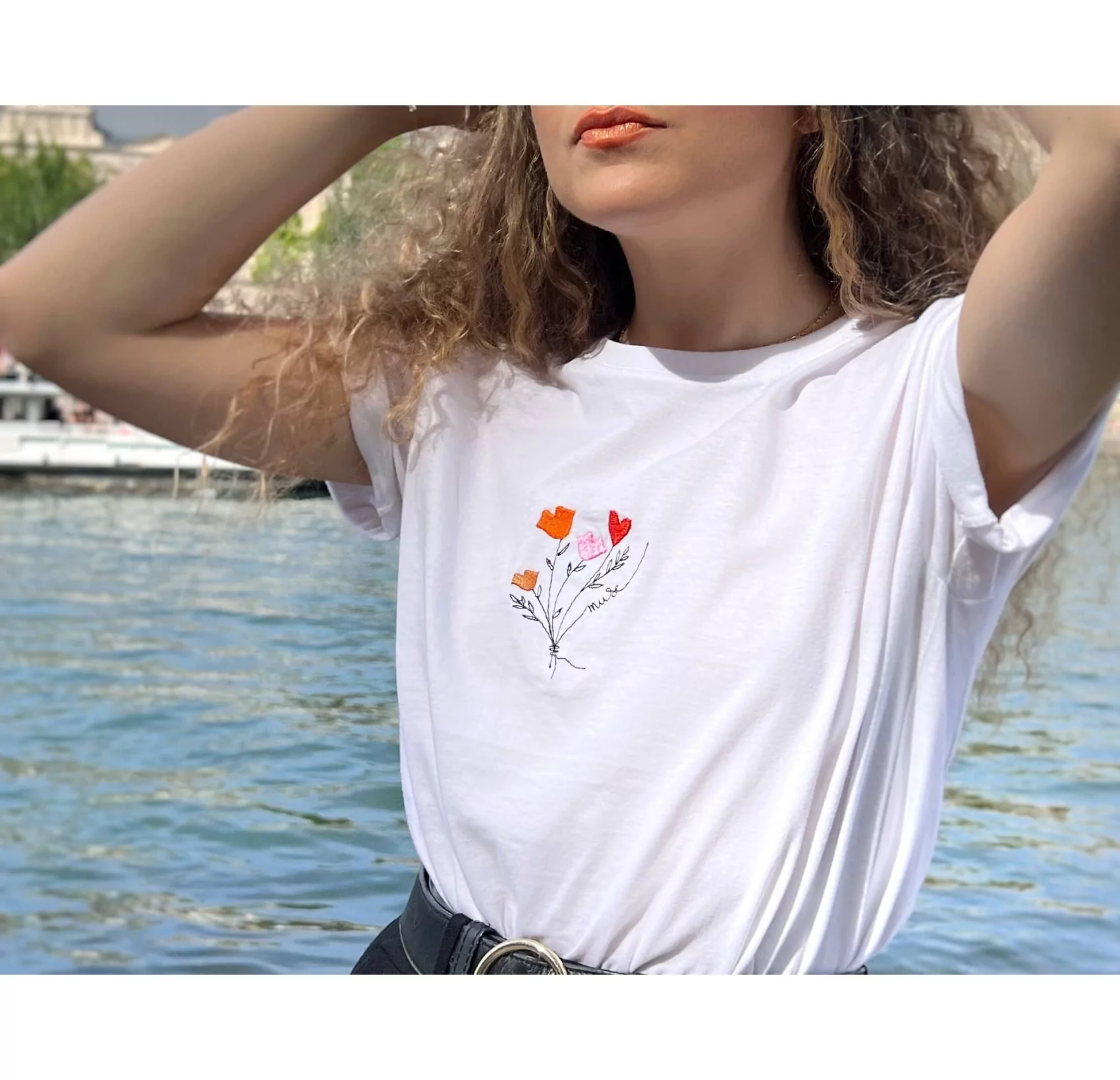 White tee-shirt in organic cotton with bunch of mouths embroidery