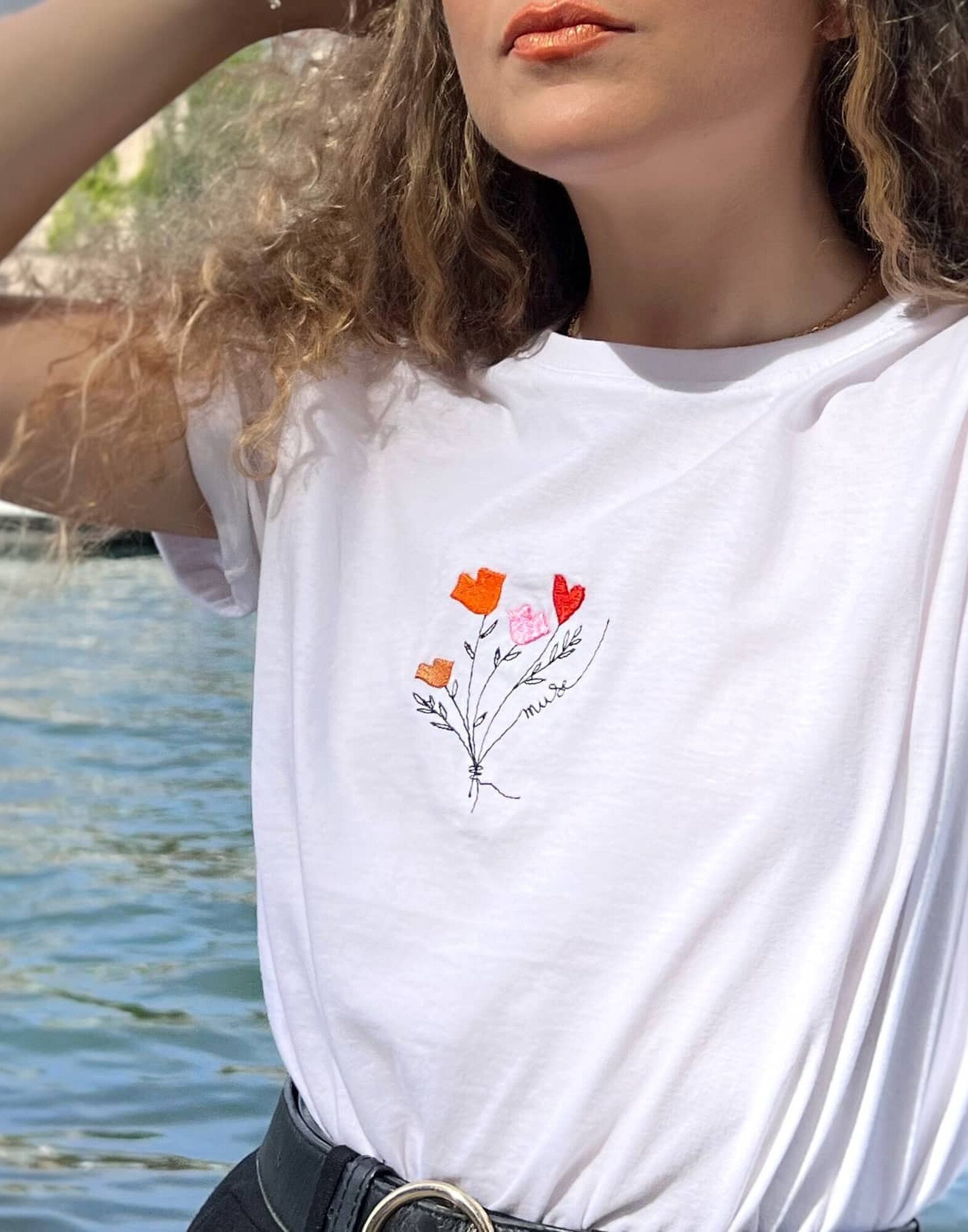Tee-shirt blanc en coton biologique broderie bouquet de bouches Muses |Gloria Balensi
