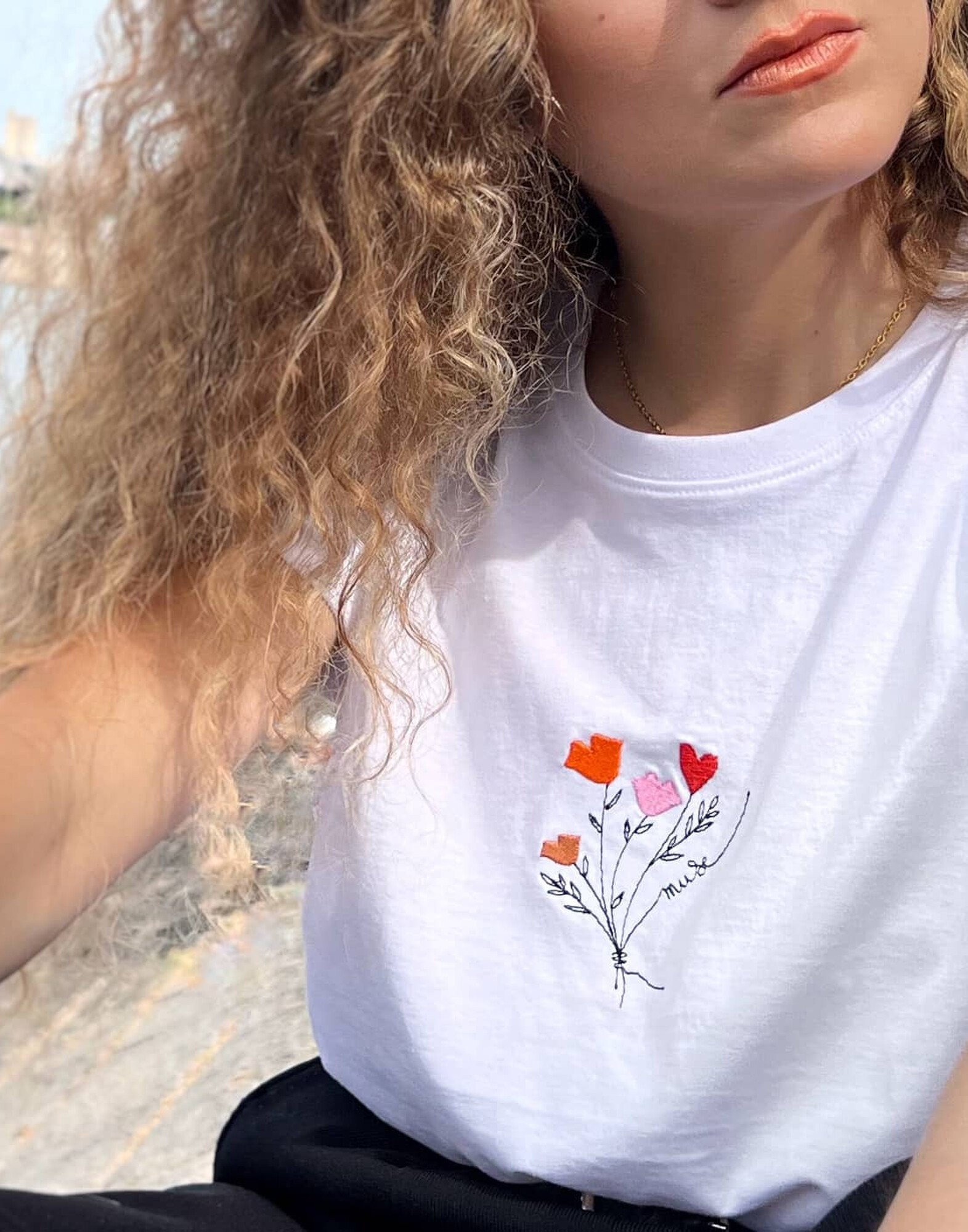 Tee-shirt blanc en coton biologique broderie bouquet de bouches Muses |Gloria Balensi