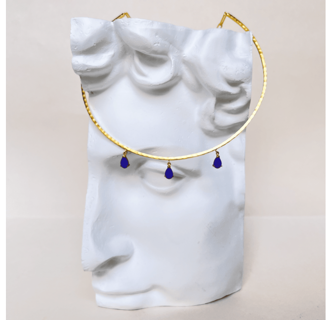 NAYA torque necklace with Lapis Lazuli, lyfestyle view  | Gloria Balensi