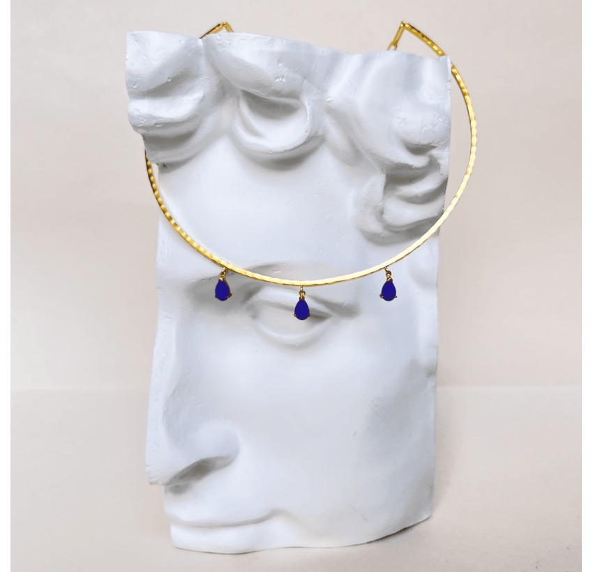 Collier torque NAYA avec Lapis Lazuli, vue Lifestyle | Gloria Balensi