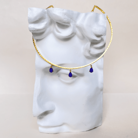 NAYA torque necklace with Lapis Lazuli, lyfestyle view  | Gloria Balensi