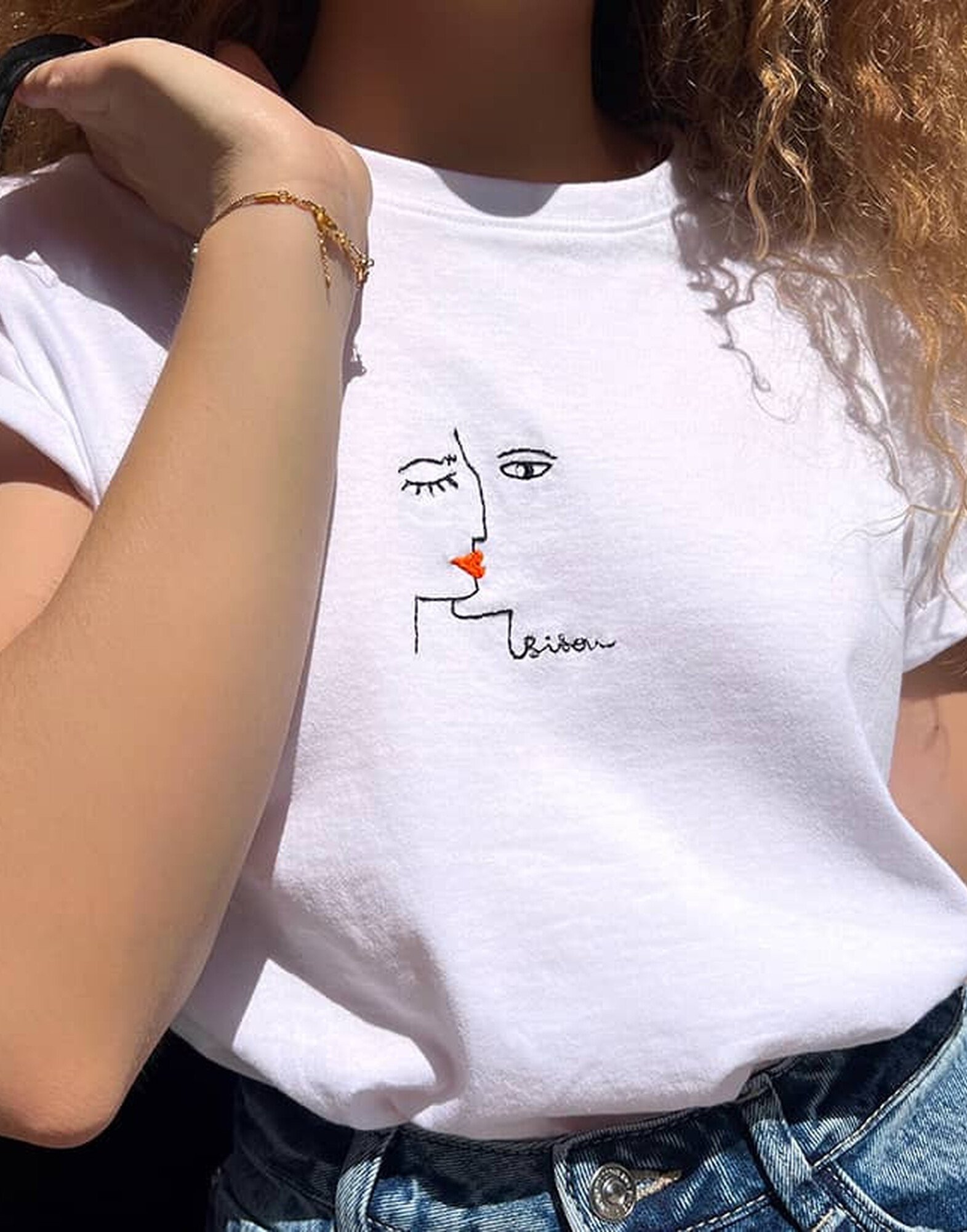 White tee-shirt in organic cotton with LE BISOU embroidery |Gloria Balensi