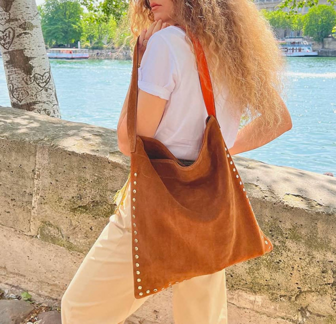 Tote bag cuir camel LOVELY, anses oranges et clous argent, vue portée 2| Gloria Balensi