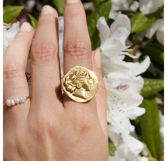 Antique style adjustable MUSE ring in 18k gold plated brass | Gloria Balensi