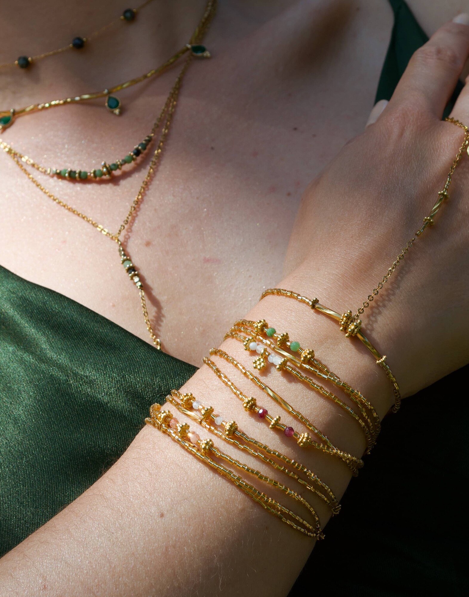 LOU bracelet in golden pearls and ruby zoïsite |Gloria Balensi