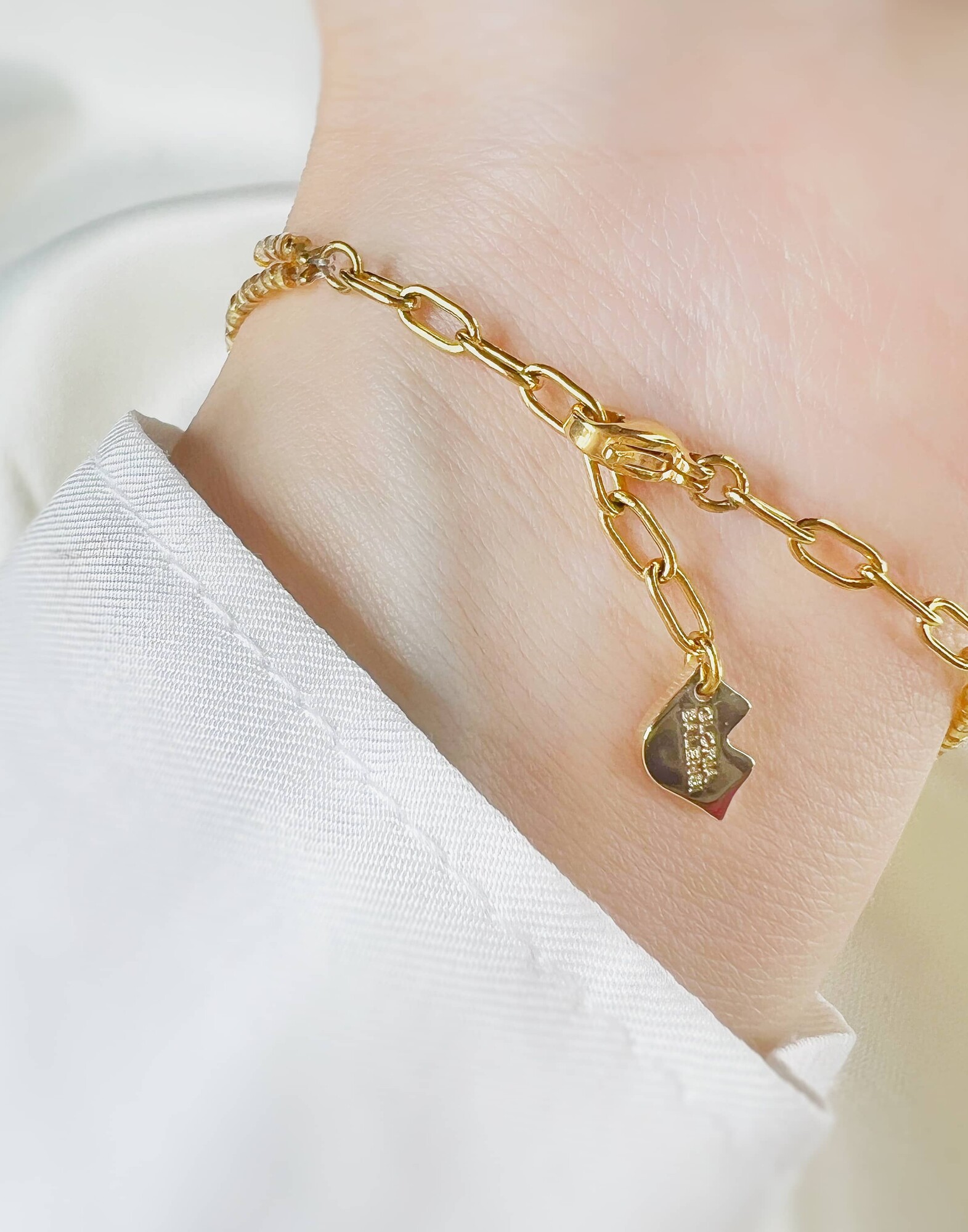 LOU bracelet in golden pearls and ruby sunstone |Gloria Balensi