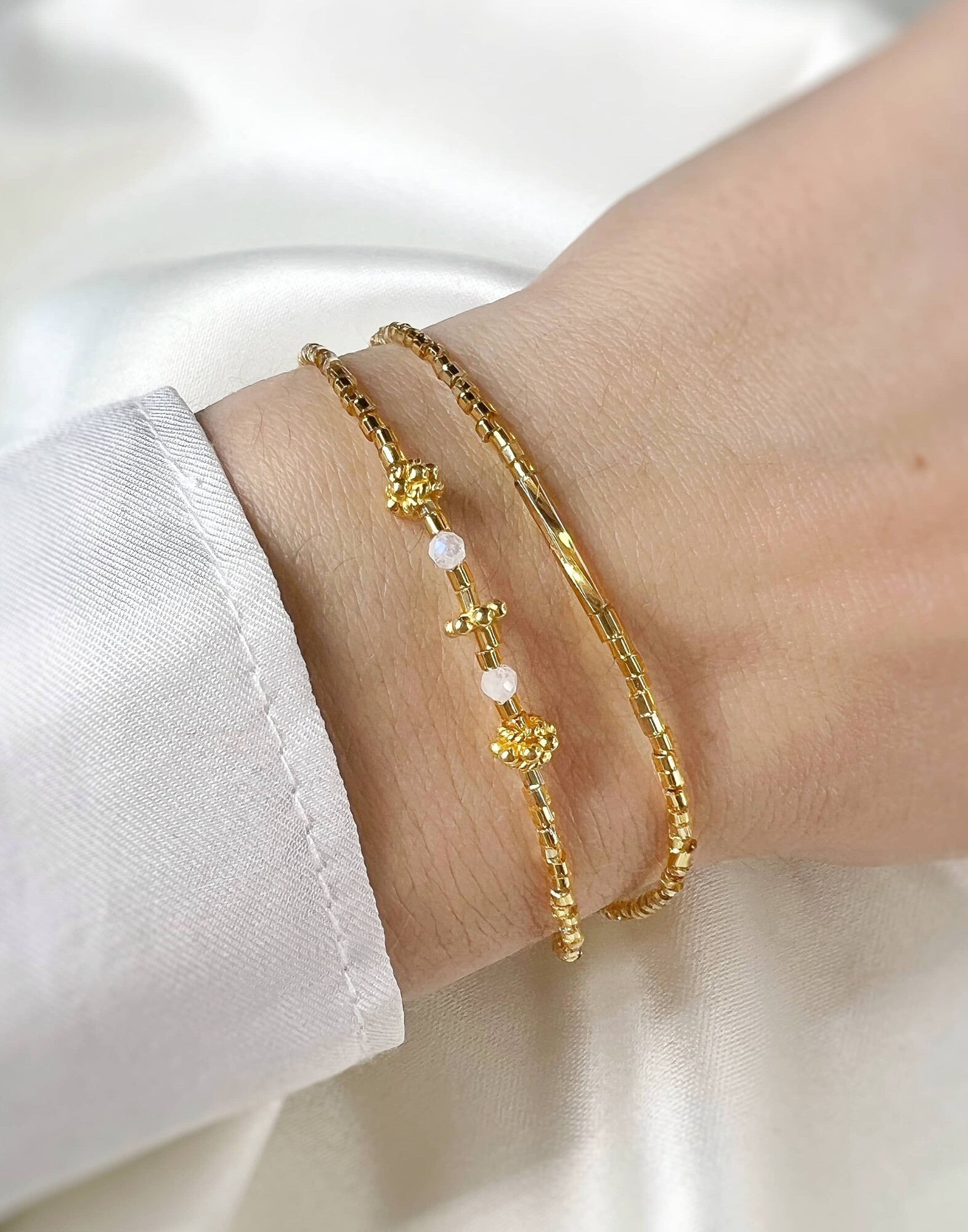 LOU bracelet in golden pearls and moonstone |Gloria Balensi