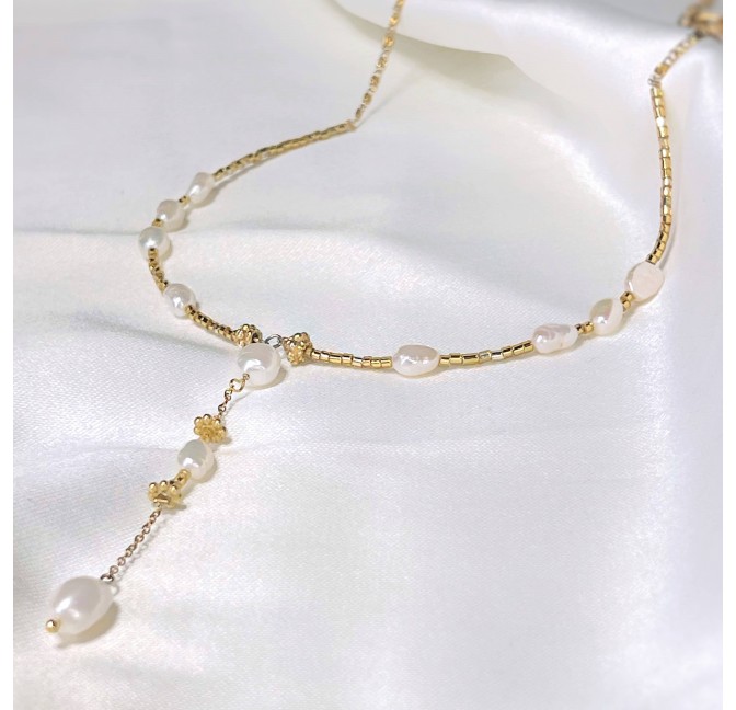 Collier cravate dorée ATHINA en perles d’eau douces et chaine en acier inoxydable | Gloria Balensi bijoux