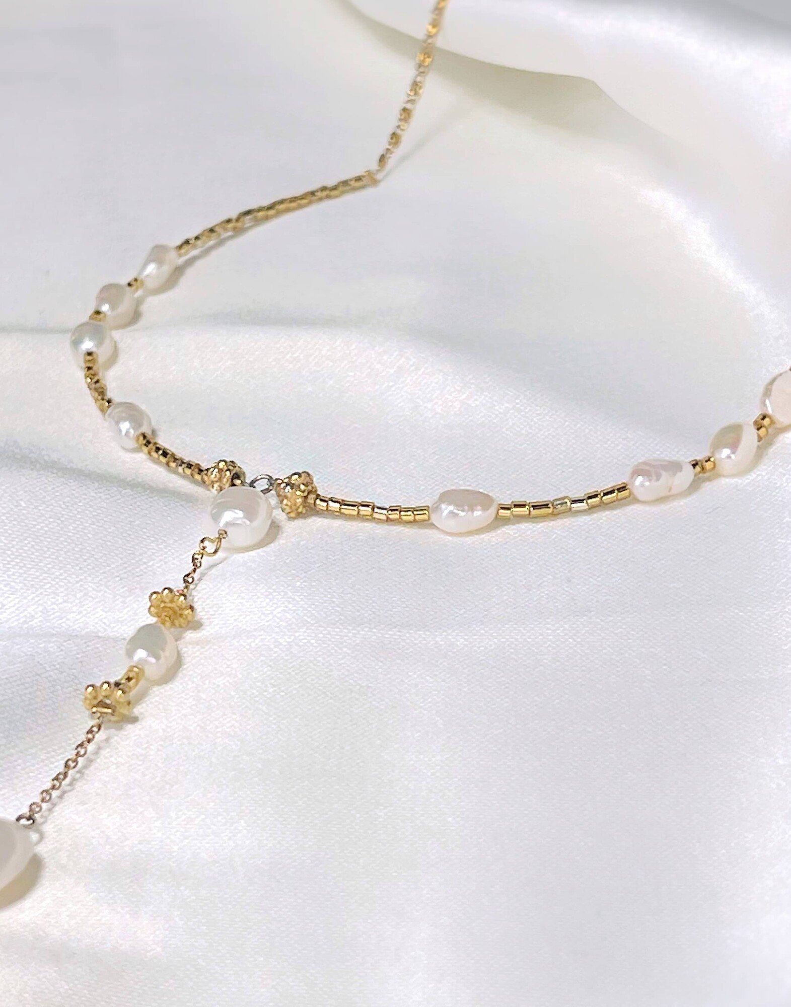 ATHINA golden tie necklace with freshwater pearls and stainless steel chain |Gloria Balensi