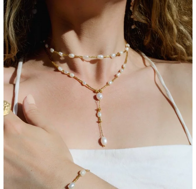 Collier cravate dorée ATHINA en perles d’eau douce et chaine en acier inoxydable |Gloria Balensi