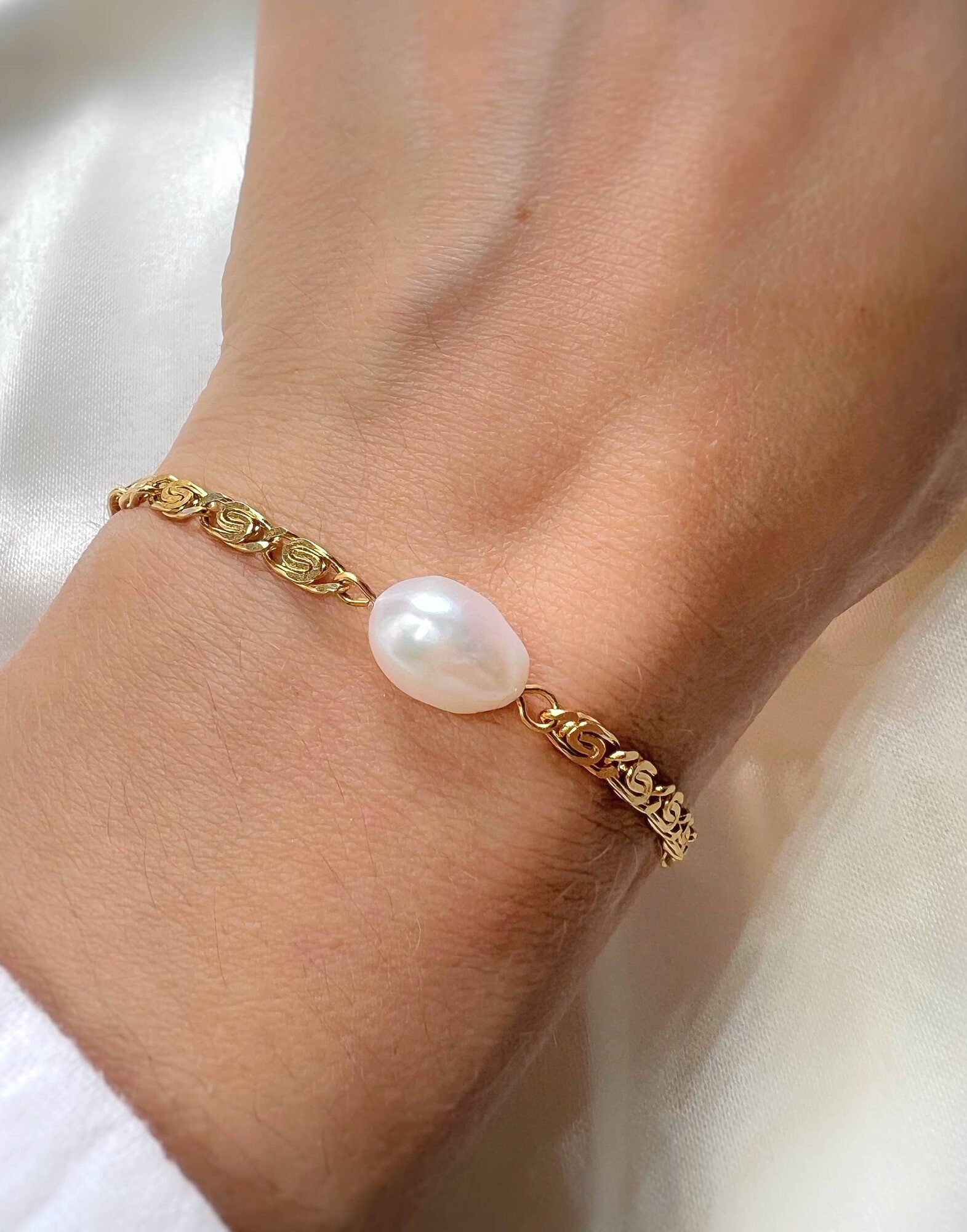 Bracelet doré PERLYA en acier inoxydable et perles baroques d’eau douce |Gloria Balensi Bracelet doré PERLYA en acier inoxydable et perles baroques d’eau douce |Gloria Balensi