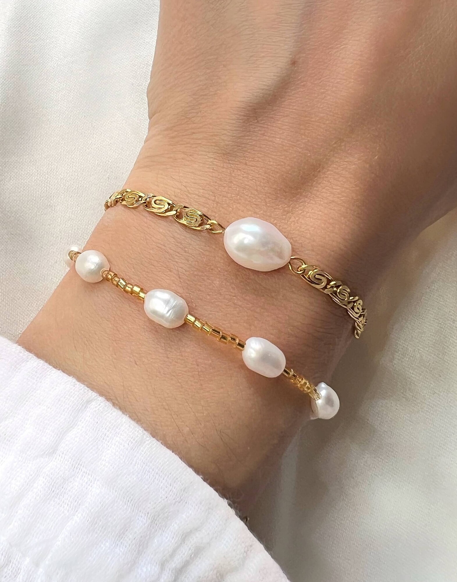 PERLYA gold bracelet in stainless steel and freshwater baroque pearl |Gloria Balensi